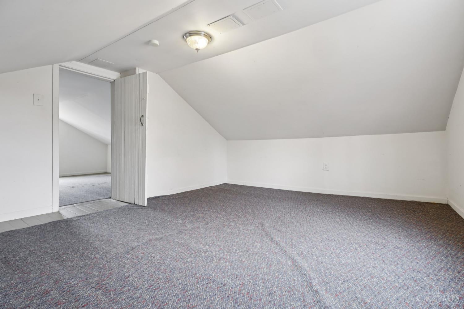 5250 Yeatman Road Cincinnati, OH 45252 - Photo 26 of 29 2nd floor back bedroom