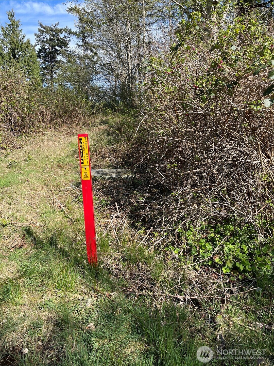 29 K Beach Way Everett, WA 98206 - Photo 10 of 32 a front view of a house with a yard