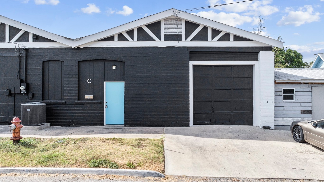 321 East Fannin Street Luling, TX 78648 - Photo 2 of 29 a front view of a house with a yard