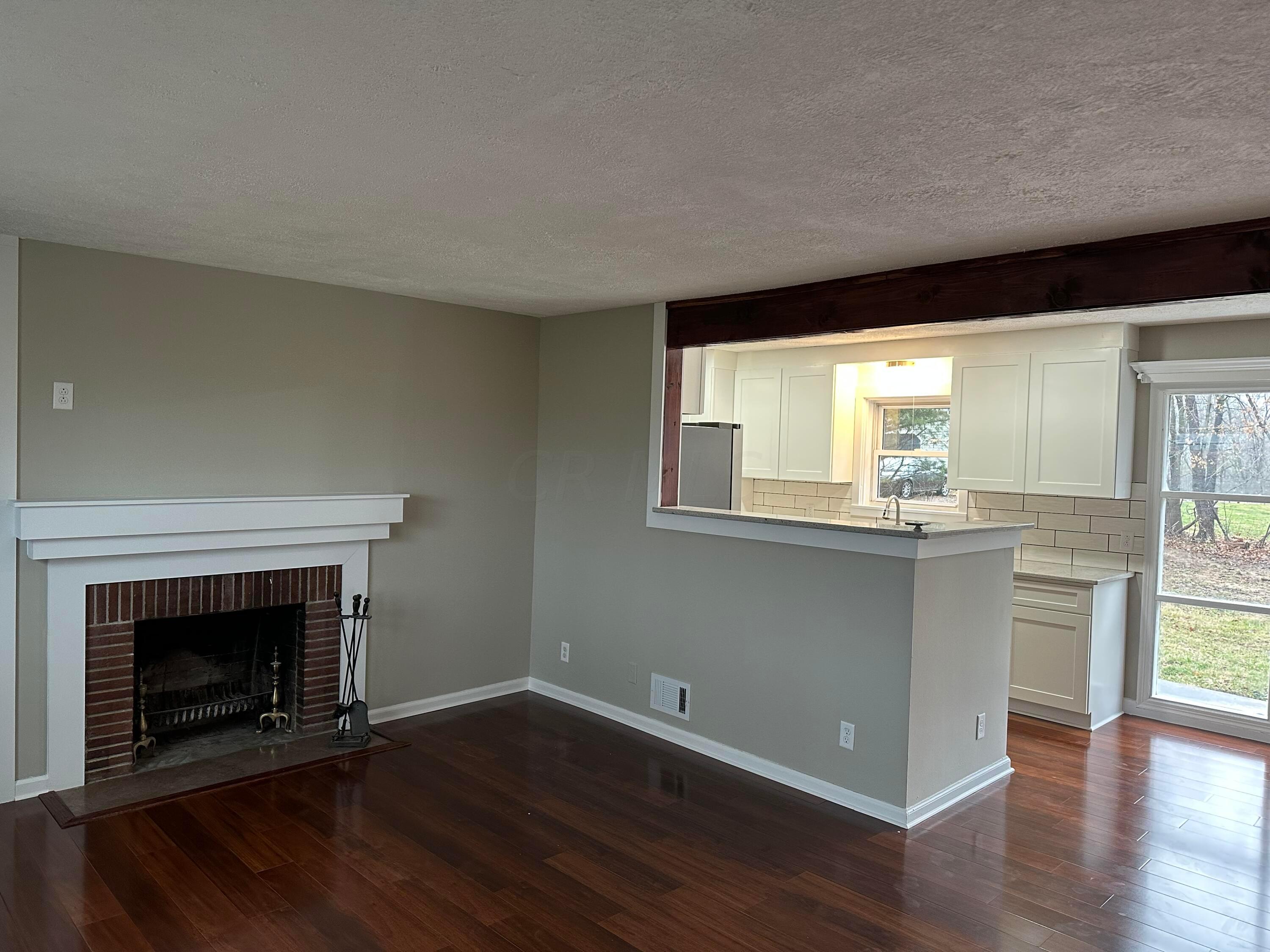 6640 Cincinnati Zanesville Road Northeast, Unit R Lancaster, OH 43130 - Photo 3 of 26 Living Room
