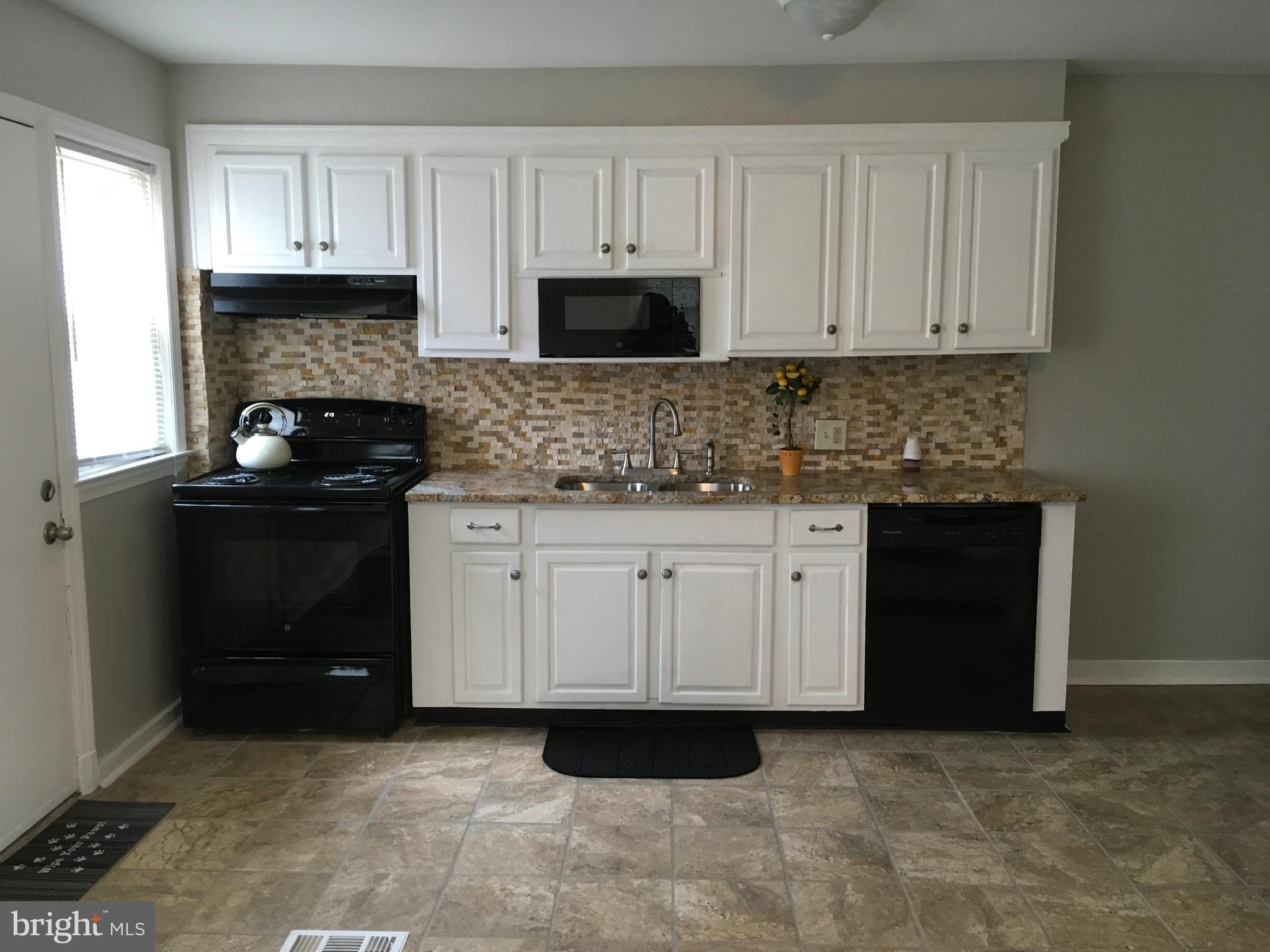 900 Wicklow Road Baltimore, MD 21229 - Photo 8 of 18 Kitchen view
