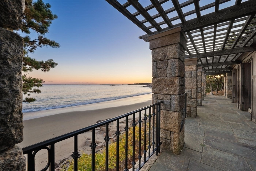 a view of entryway with a floor to ceiling window and an outdoor view