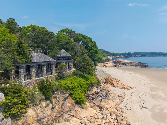 a view of entryway with a floor to ceiling window and an outdoor view