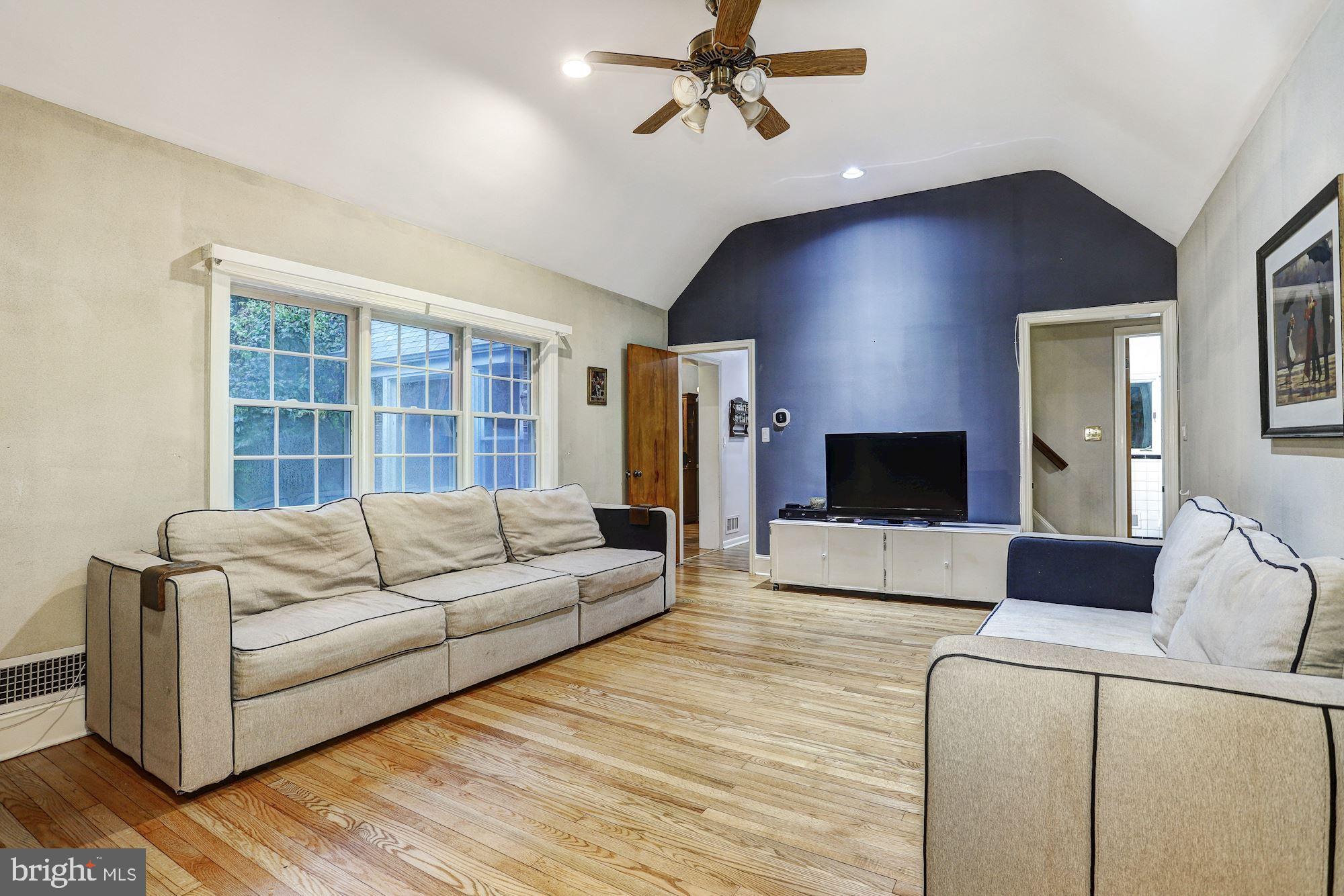 3638 Ligon Road Ellicott City, MD 21042 - Photo 4 of 34 Living Room