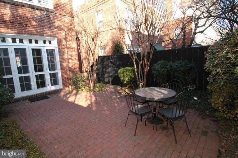 3318 R Street Northwest Washington, DC 20007 - Photo 22 of 26 a backyard of a house with table and chairs