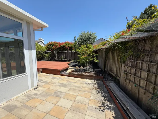 a view of a backyard