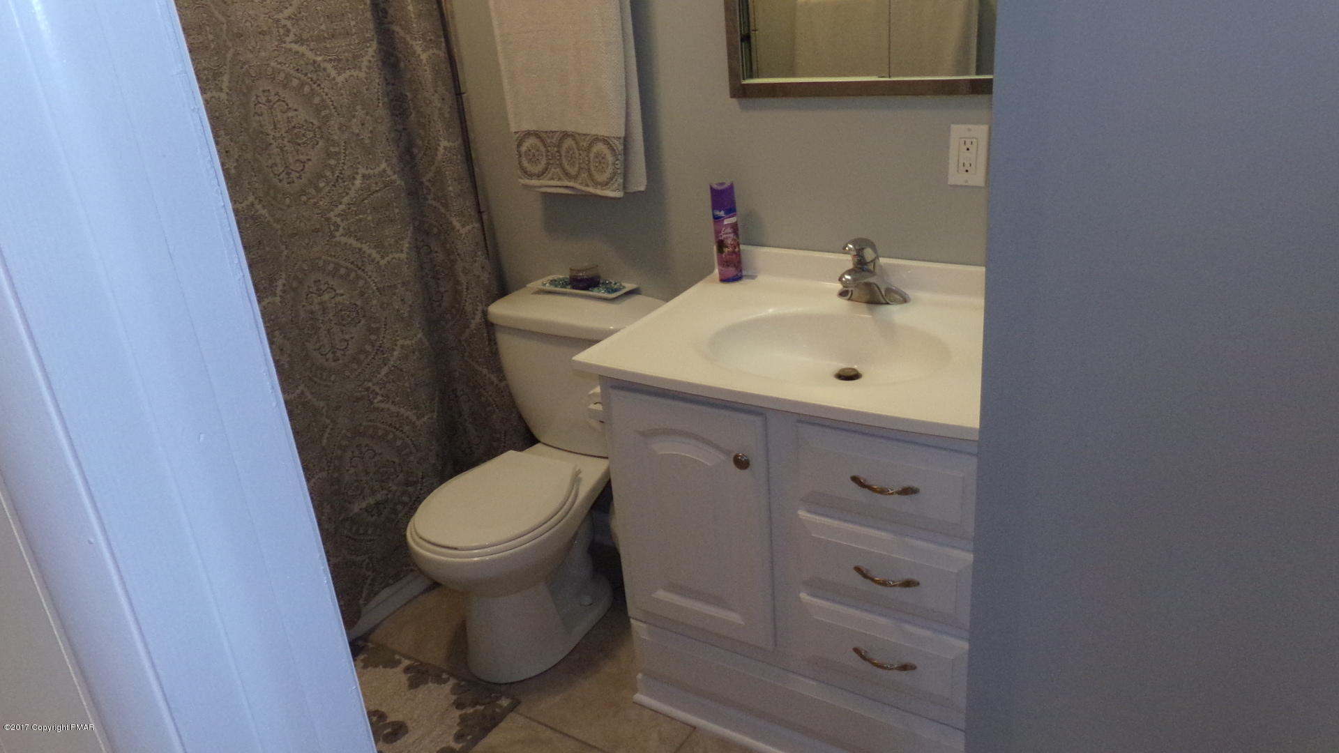 2208 Spring Drive Bushkill, PA 18324 - Photo 9 of 21 12-Masterbath