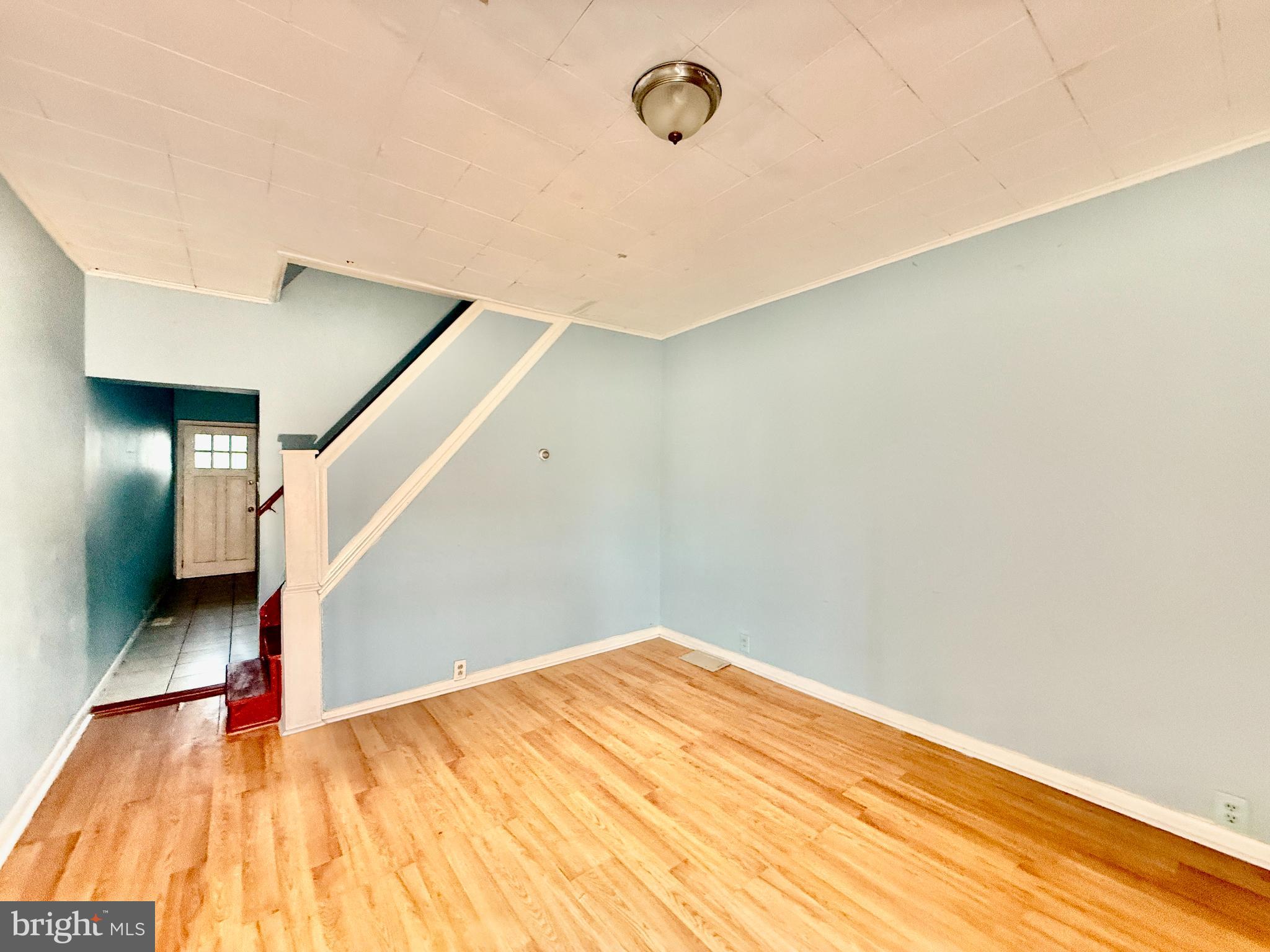 135 North Janney Street Baltimore, MD 21224 - Photo 2 of 8 LIVING ROOM
