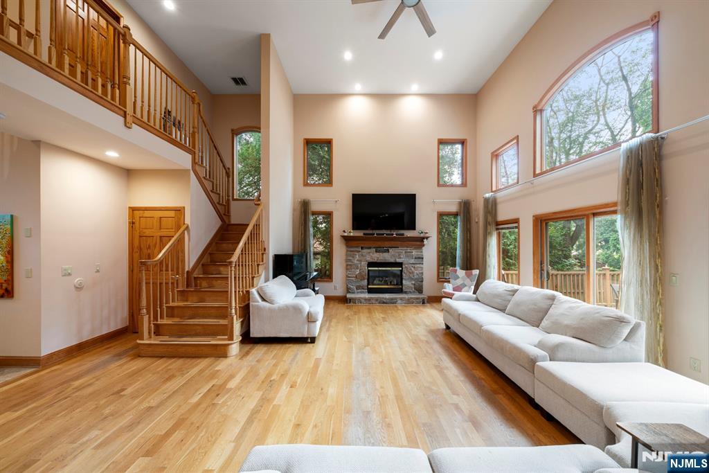 325 Cooper Place Paramus, NJ 07652 - Photo 15 of 31