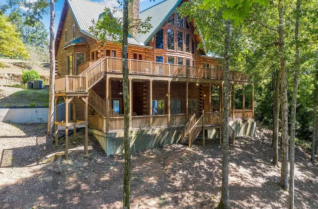 a view of a house with backyard