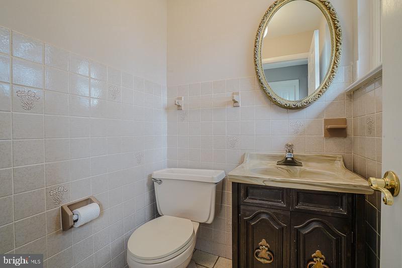 2680 Weir Road Aston, PA 19014 - Photo 6 of 52 Powder Room 1st level