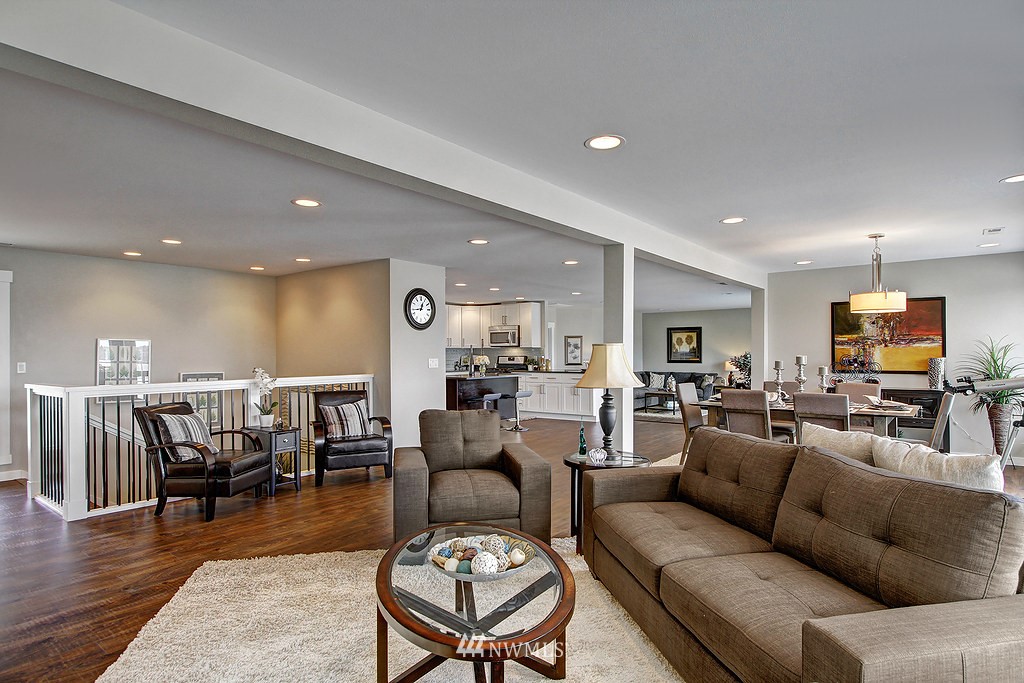 6908 South Rustic Road Seattle, WA 98178 - Photo 3 of 24 Gallery Image 3