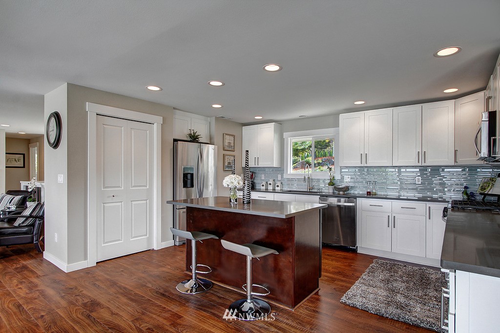 6908 South Rustic Road Seattle, WA 98178 - Photo 7 of 24 Gallery Image 7