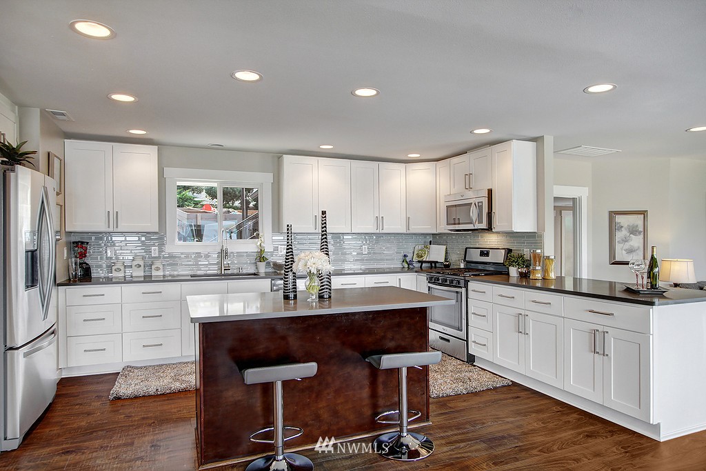 6908 South Rustic Road Seattle, WA 98178 - Photo 8 of 24 Gallery Image 8