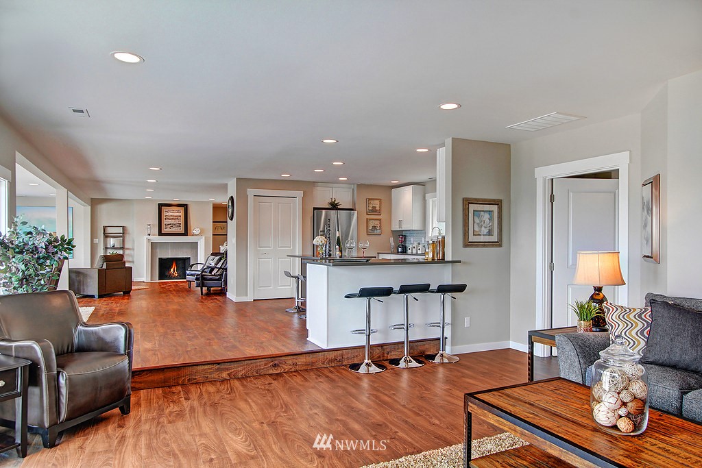 6908 South Rustic Road Seattle, WA 98178 - Photo 9 of 24 Gallery Image 9