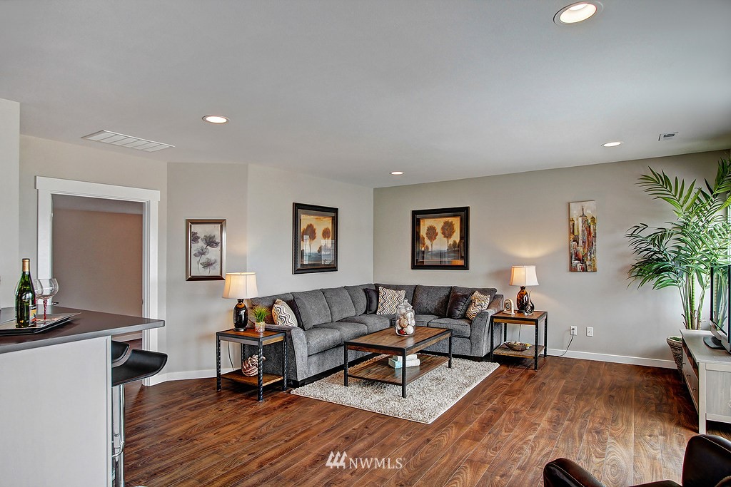 6908 South Rustic Road Seattle, WA 98178 - Photo 10 of 24 Gallery Image 10