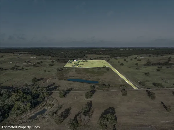 a view of a dry yard