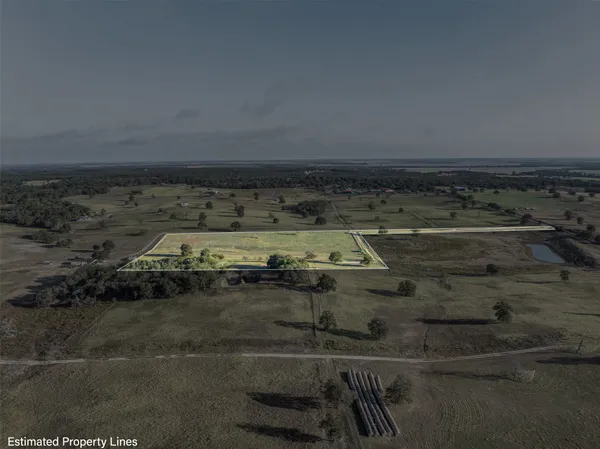 a view of a parking area