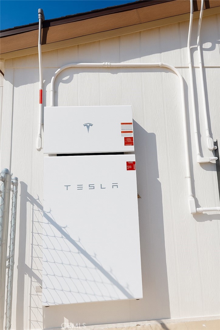 9235 Lindero Road Victorville, CA 92392 - Photo 10 of 11 a utility room with dryer and washer