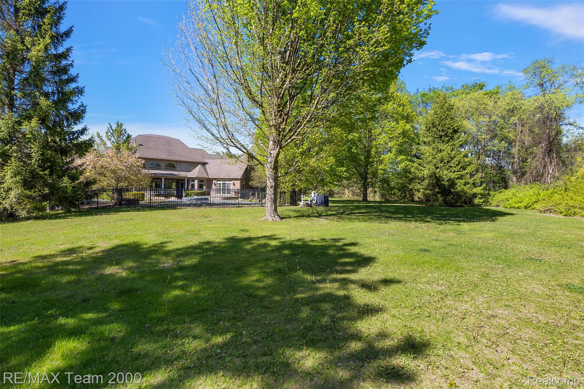 630 Sheldon Court Rochester, MI 48306 - Photo 6 of 94 View of green lawn