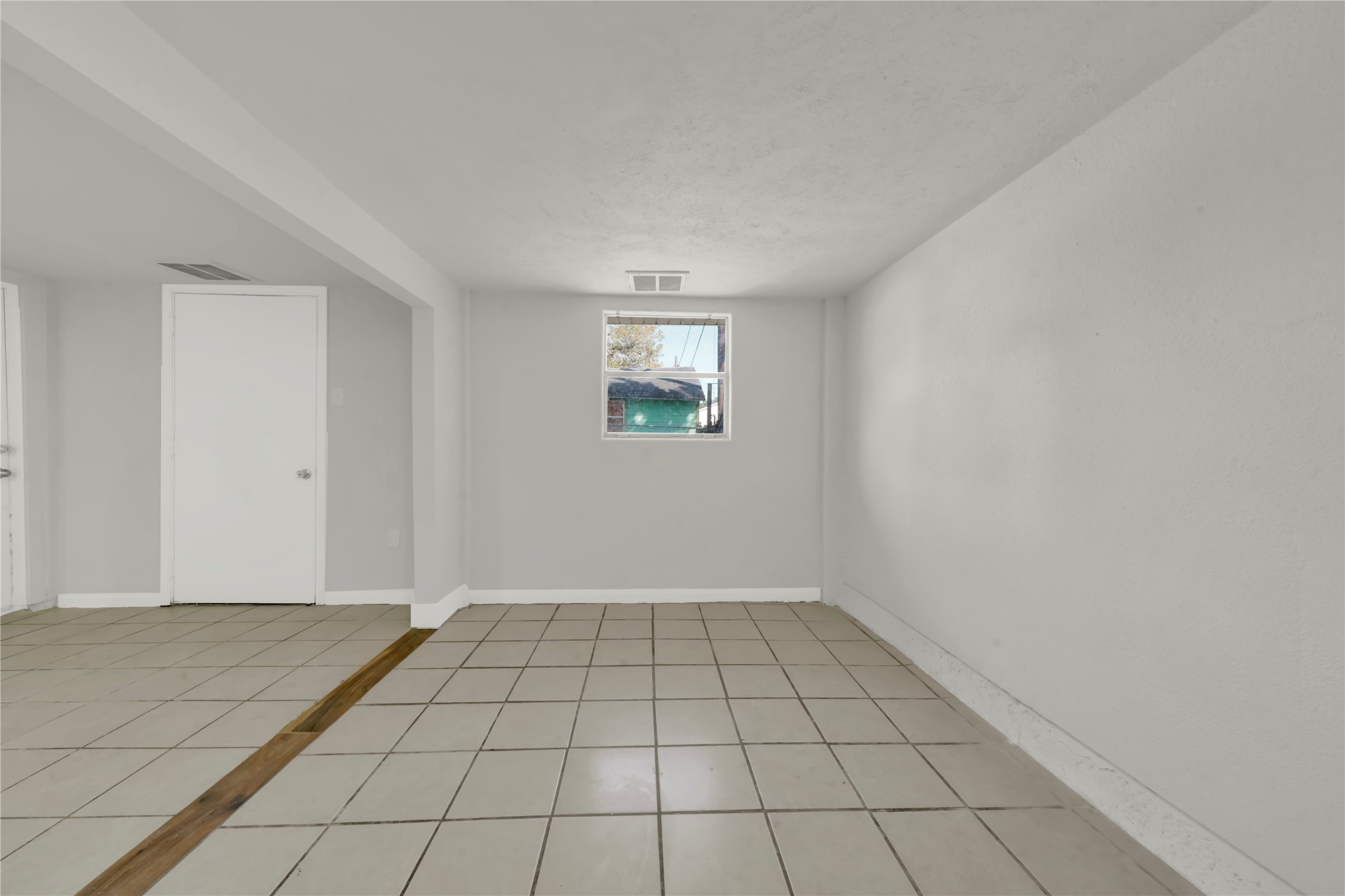106 Hanover Street Houston, TX 77012 - Photo 31 of 49 a view of an empty room and window