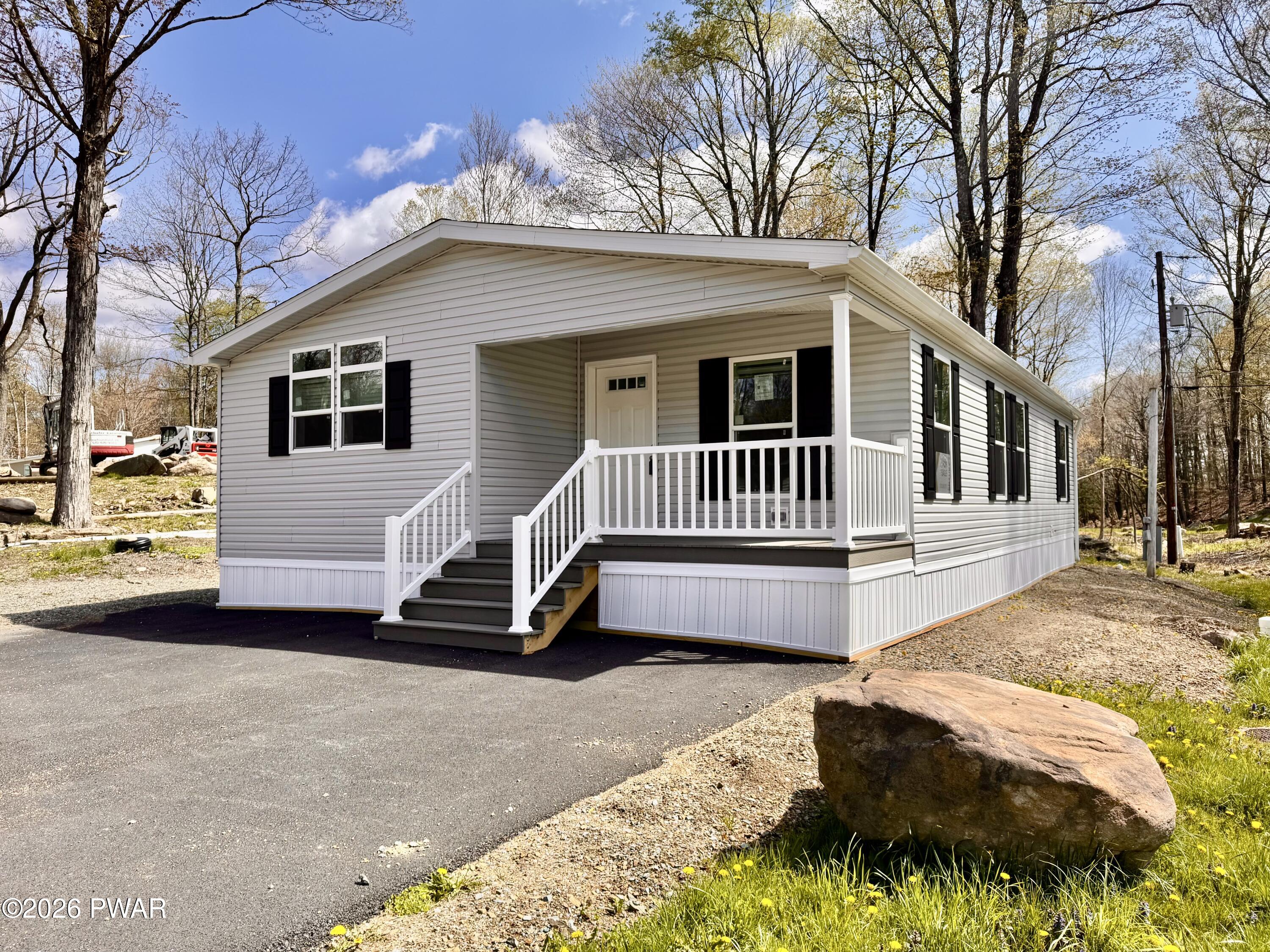 102 Middle Road Greentown, PA 18426 - Photo 4 of 41