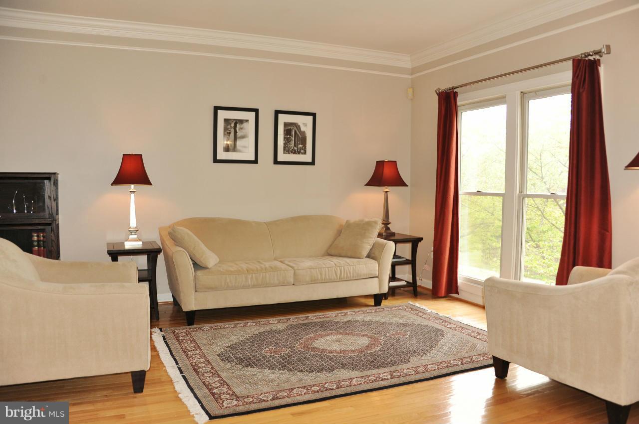 6339 Simmer Circle Springfield, VA 22150 - Photo 2 of 30 Living Room