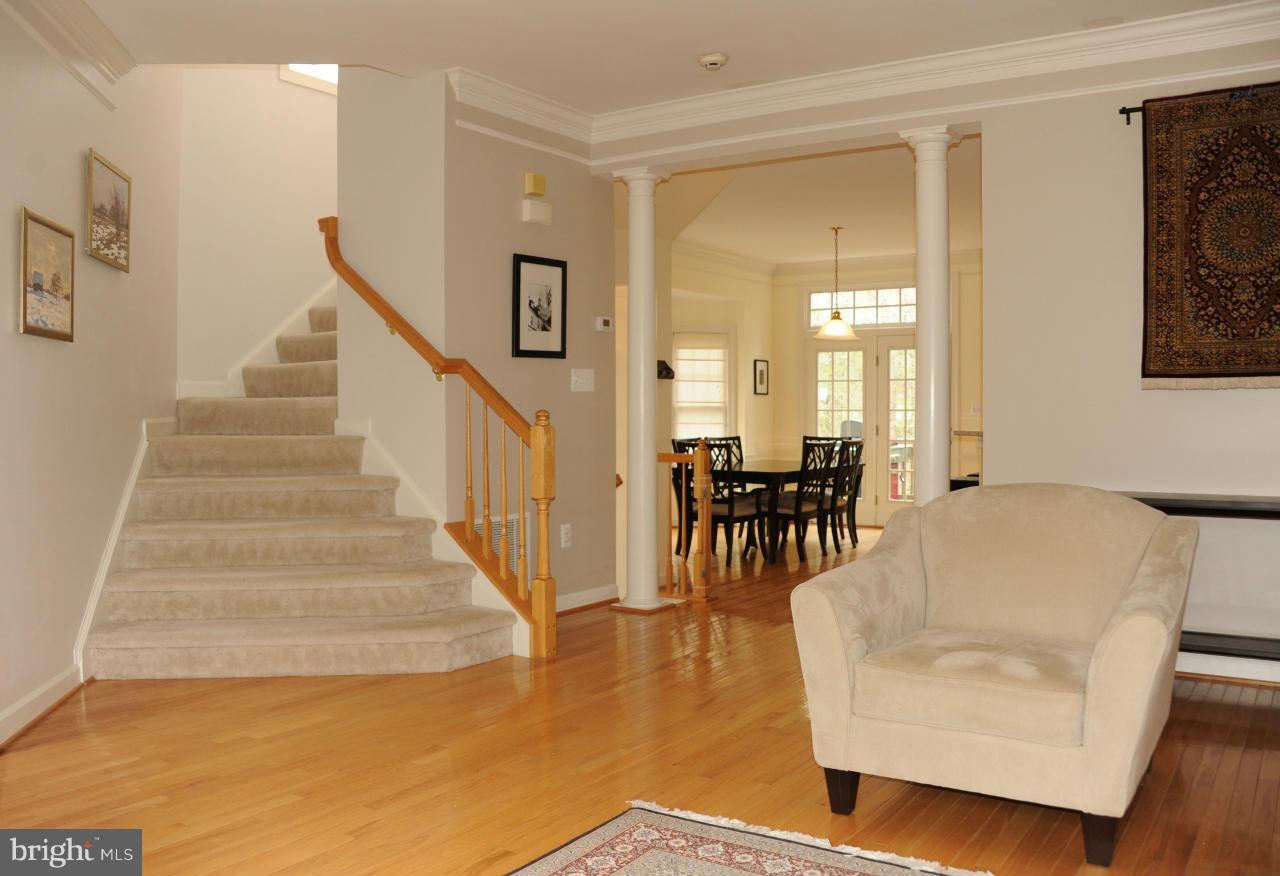 6339 Simmer Circle Springfield, VA 22150 - Photo 4 of 30 Living Room