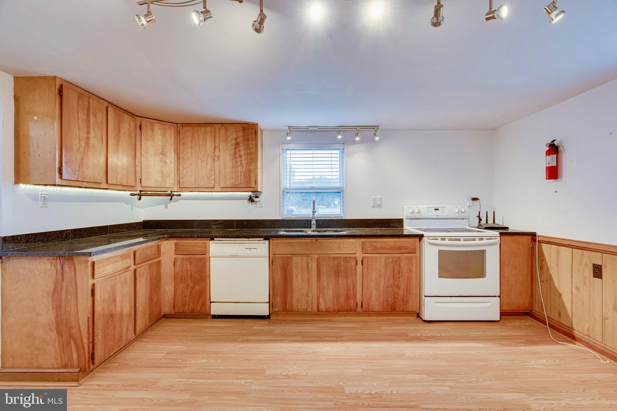 40991 Red Hill Road Leesburg, VA 20175 - Photo 8 of 41 KITCHEN OF THE MAIN HOUSE