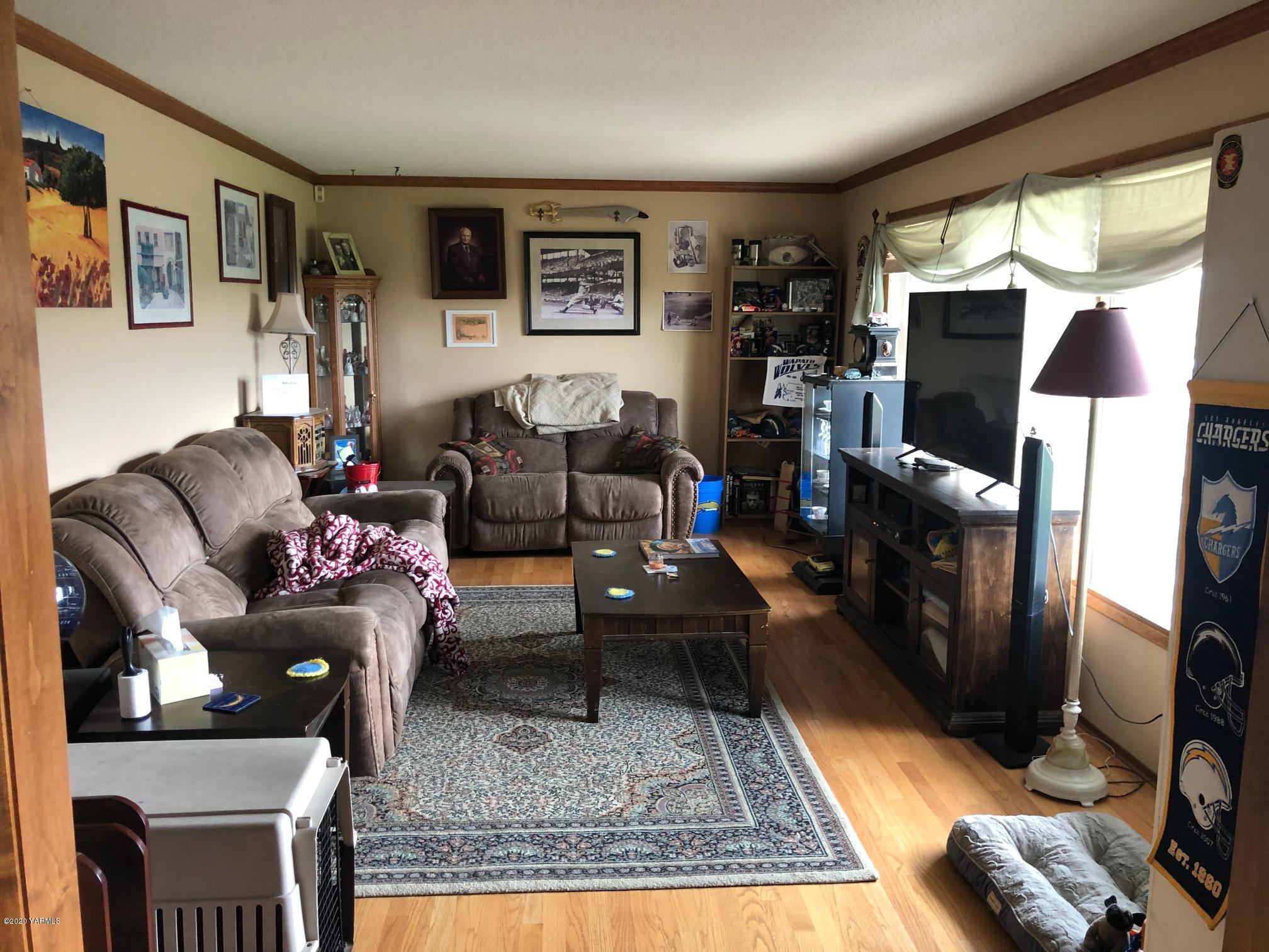 170 St Mary Road Harrah, WA 98933 - Photo 12 of 26 a living room with furniture and a flat screen tv