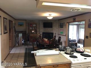 170 St Mary Road Harrah, WA 98933 - Photo 17 of 26 a room with two washing machine and a fireplace