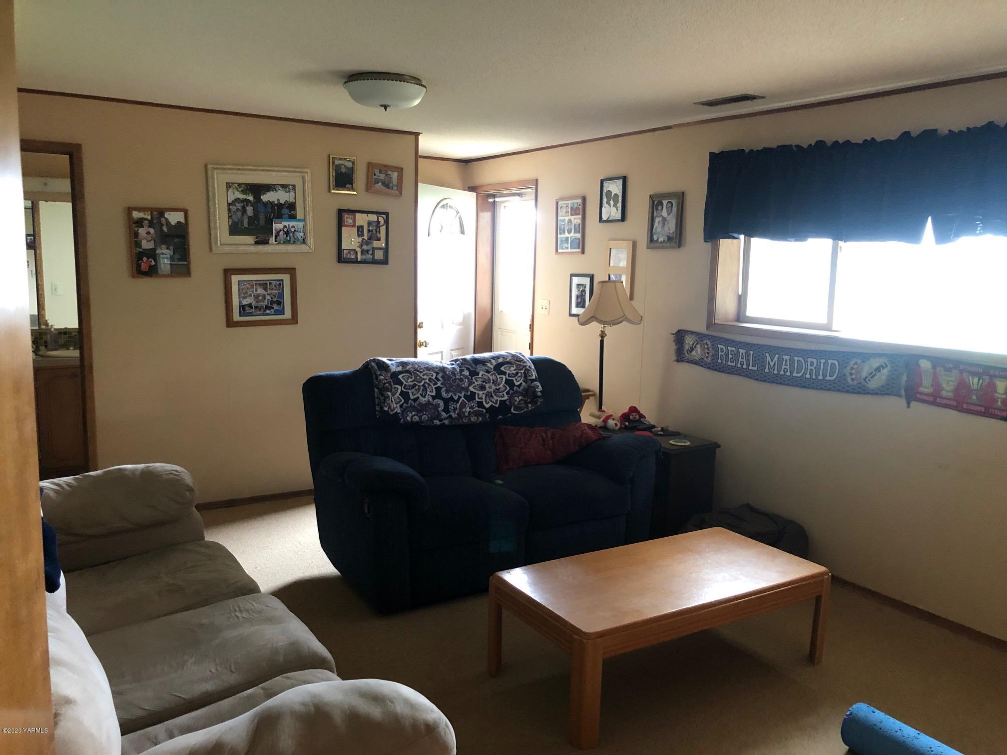 170 St Mary Road Harrah, WA 98933 - Photo 20 of 26 a living room with furniture and a window