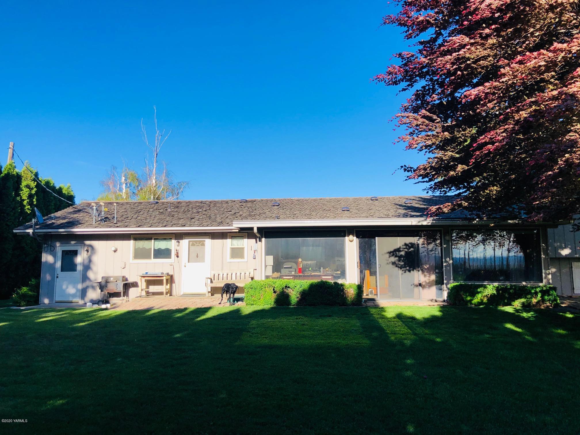 170 St Mary Road Harrah, WA 98933 - Photo 4 of 26 a front view of house with yard and green space
