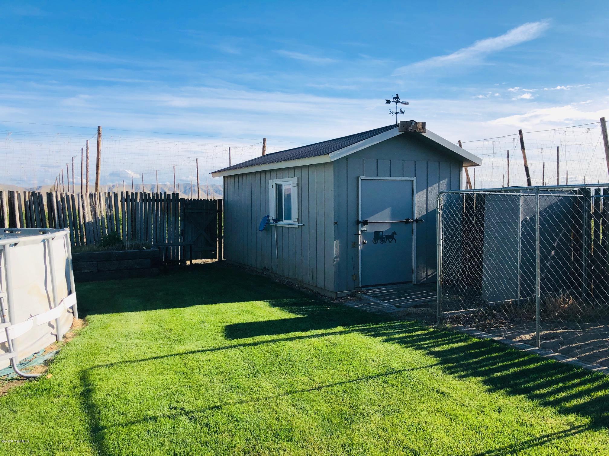 170 St Mary Road Harrah, WA 98933 - Photo 8 of 26 a view of backyard of house