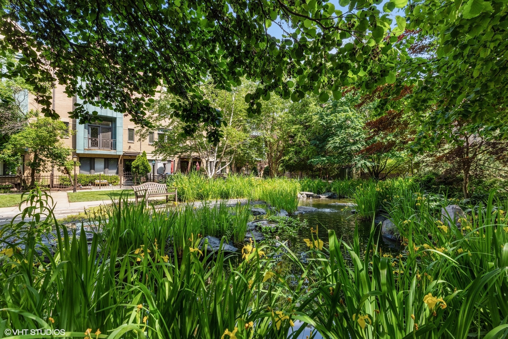 1301 West Madison Street, Unit 603 Chicago, IL 60607 - Photo 21 of 24 a backyard of a house with lots of green space