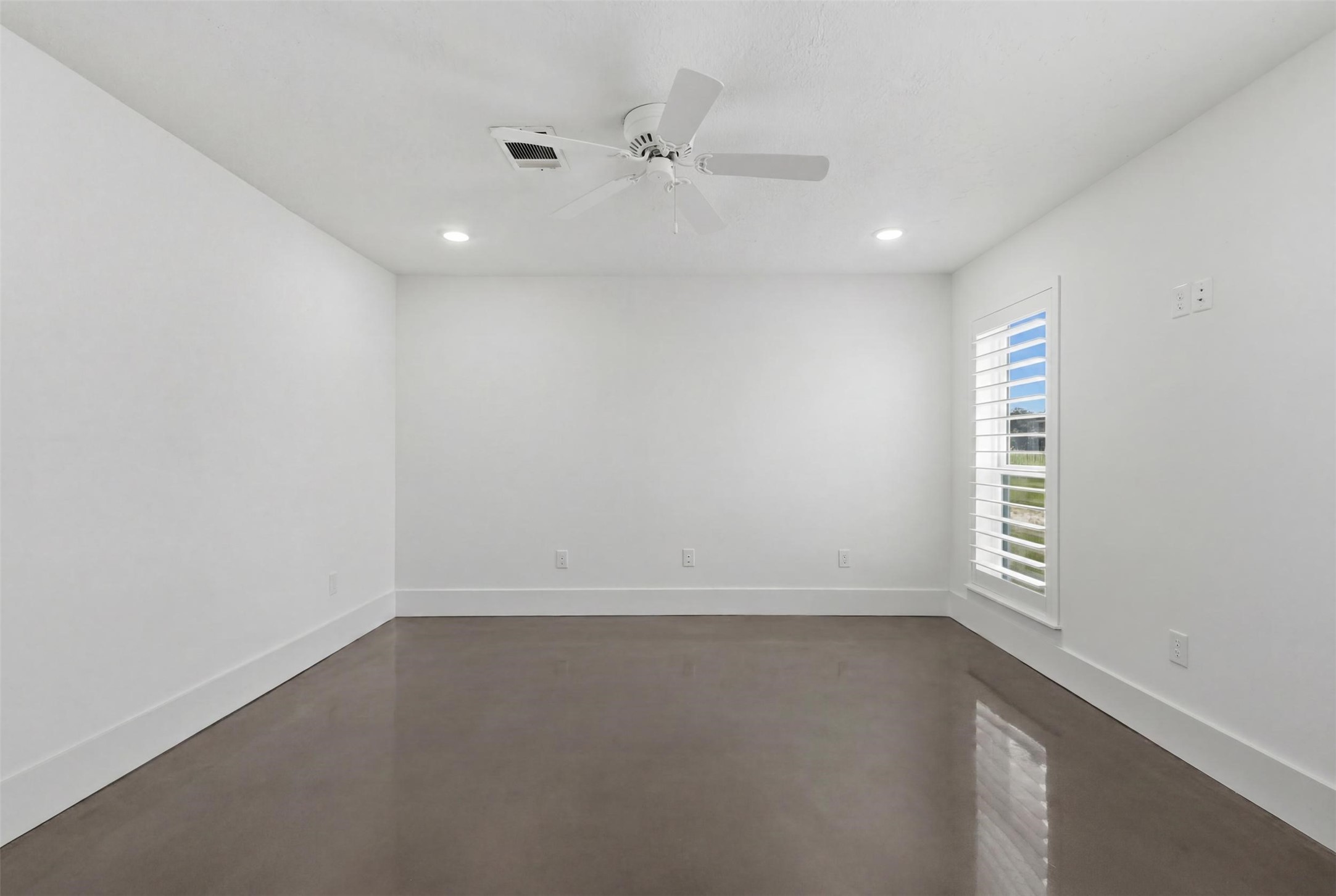 1589 County Road 252 Anderson, TX 77830 - Photo 26 of 50 an empty room with a window and ceiling fan