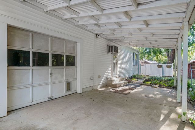 a view of a entrance gate of the house