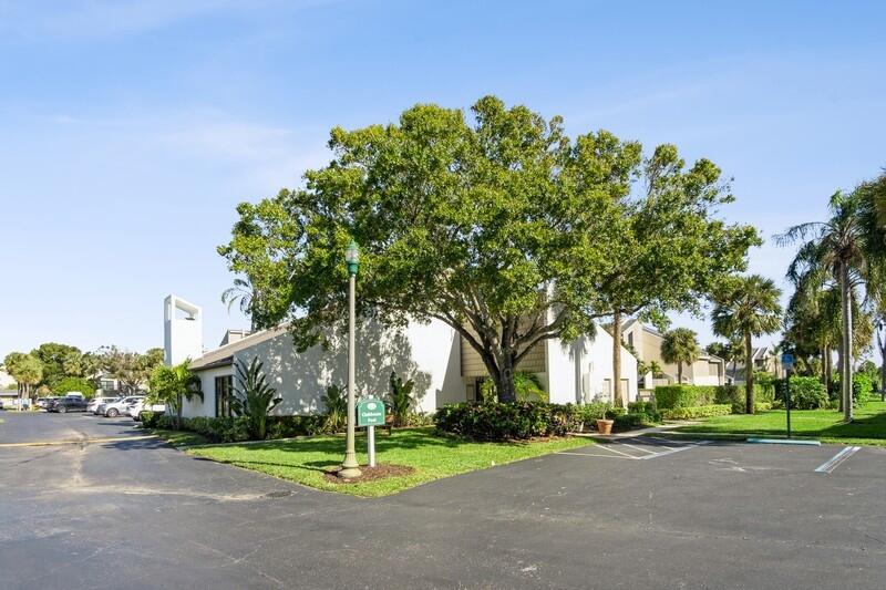 1605 Highway 1, Unit M1202 Jupiter, FL 33477 - Photo 27 of 52 27_1605USHIGHWAY1_UNITM1202_125_Clubhous