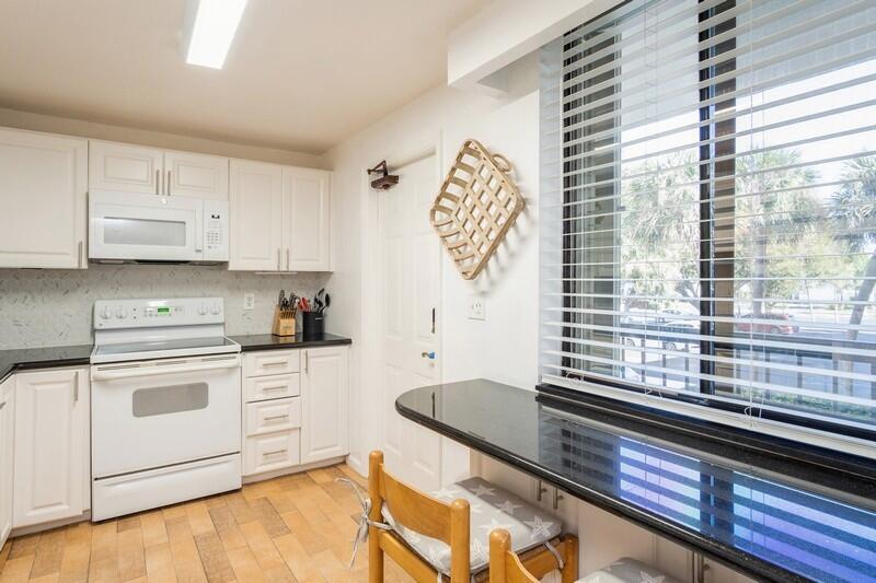 1605 Highway 1, Unit M1202 Jupiter, FL 33477 - Photo 6 of 52 06_1605USHIGHWAY1_UNITM1202_5_Kitchen_Fl