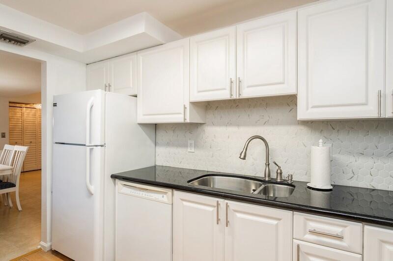 1605 Highway 1, Unit M1202 Jupiter, FL 33477 - Photo 7 of 52 07_1605USHIGHWAY1_UNITM1202_177001_Kitch