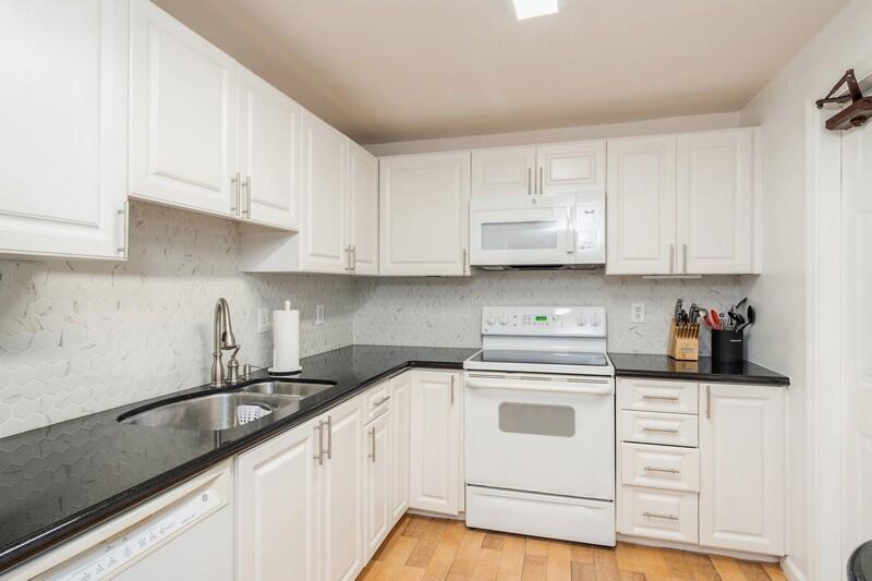 1605 Highway 1, Unit M1202 Jupiter, FL 33477 - Photo 8 of 52 08_1605USHIGHWAY1_UNITM1202_177_Kitchen_