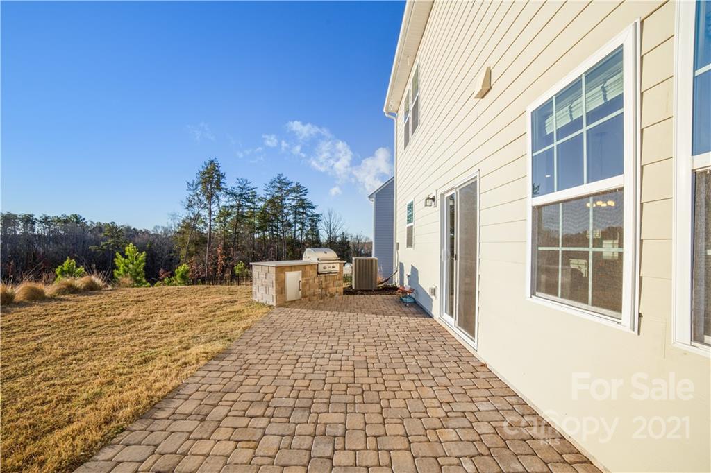 18121 Kalabash Road, Unit 195 Charlotte, NC 28278 - Photo 35 of 39 a view of a backyard with sitting area