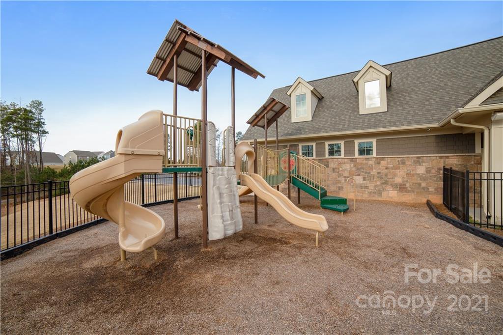 18121 Kalabash Road, Unit 195 Charlotte, NC 28278 - Photo 38 of 39 a view of a house with backyard and sitting area