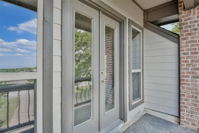 a view of a house with backyard