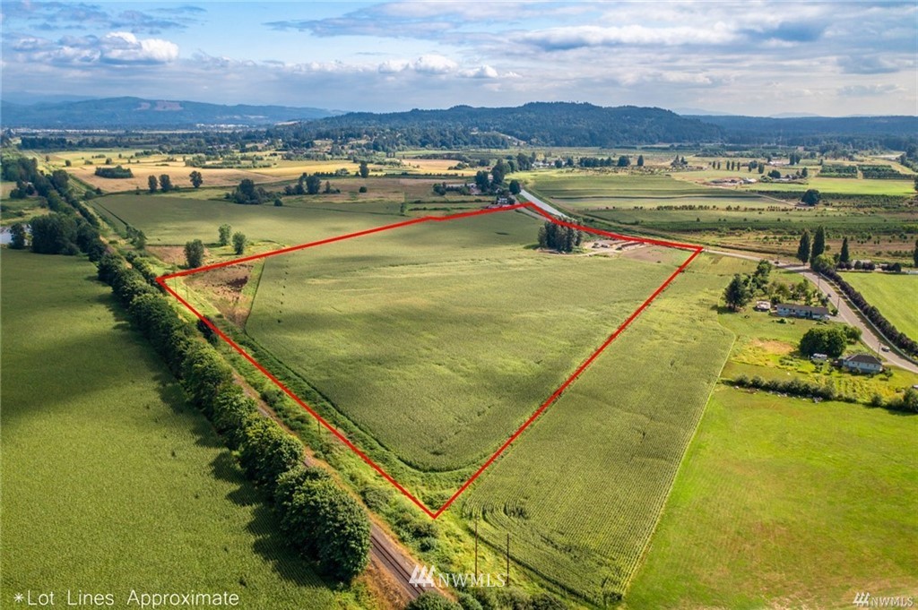 11201 Old Snohomish Monroe Road Snohomish, WA 98290 - Photo 2 of 11 a view of a lake with a mountain