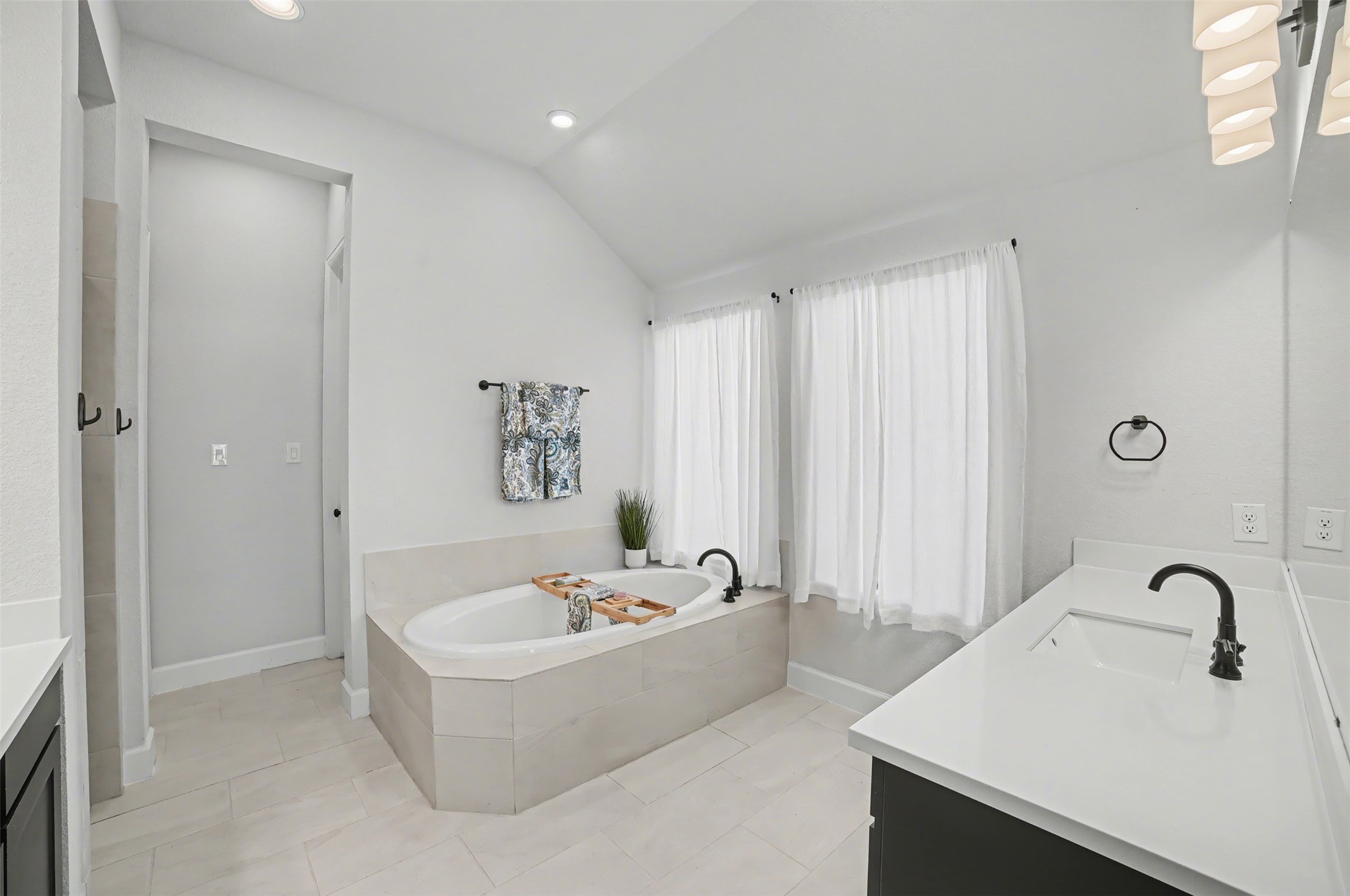 186 Prickly Poppy Loop Kyle, TX 78640 - Photo 21 of 40 a bathroom with a bathtub and a sink