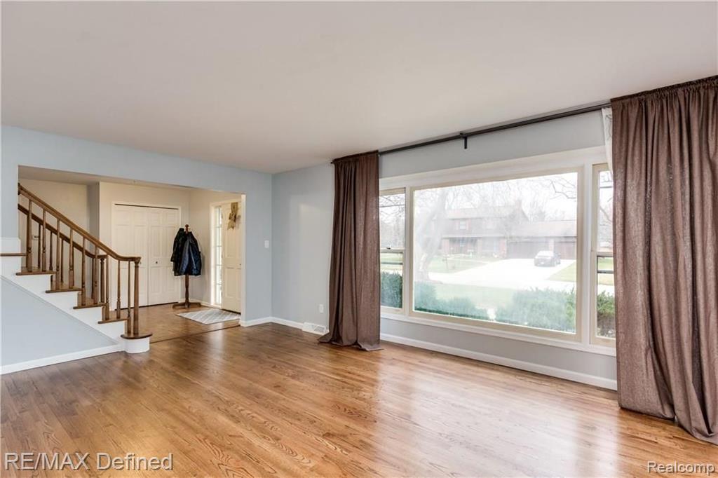 29709 Fox Grove Road Farmington Hills, MI 48334 - Photo 3 of 26