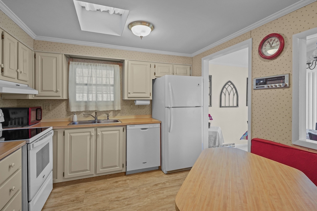 47 Castle Road Attleboro, MA 02703 - Photo 12 of 32