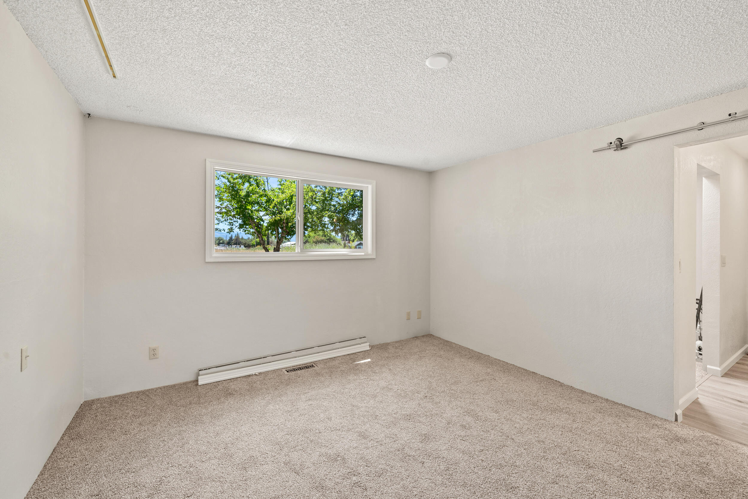 6716 Foothill Road Medford, OR 97502 - Photo 17 of 33 Primary Bedroom