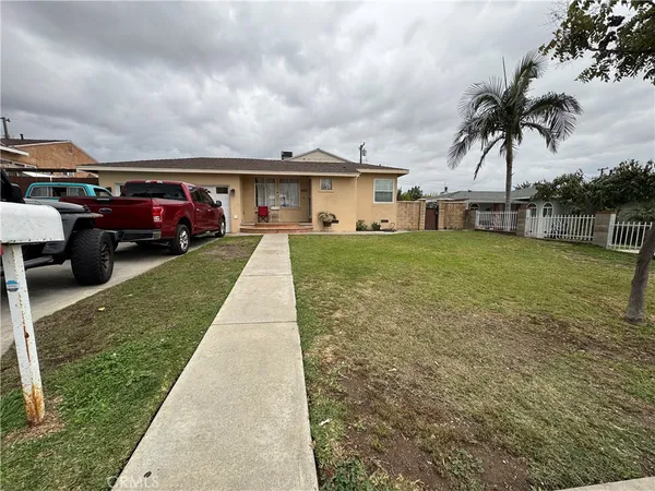a view of a yard in front of house